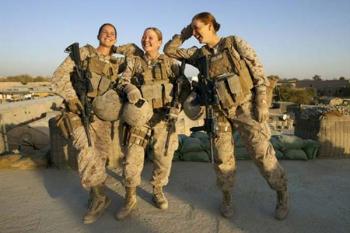 انتشار تصاویر برهنه سربازان زن نیروی دریایی آمریکا/هدیه منحصر به فرد برای یکی از سربازان