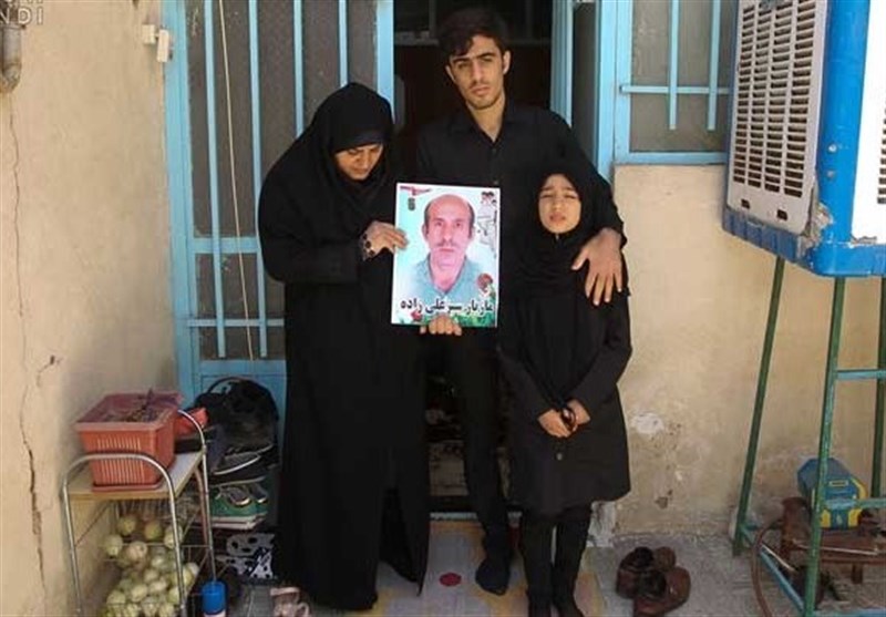 گفتوگو با خانواده کارگر حرم امام که توسط داعش شهید شد/گفتم مگر جنگ است؟! گفتوگو با خانواده کارگر حرم امام که توسط داعش شهید شد/گفتم مگر جنگ است؟!