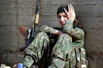 سلاح قدرتمند دختر تک تیرانداز کُرد علیه داعش+عکس