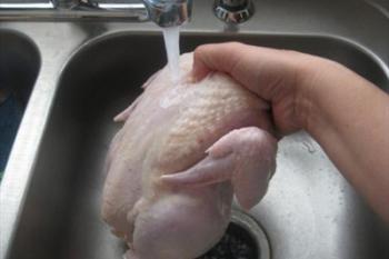 در زمان شستن مرغ مراقب این اشتباه خطرناک باشید!
