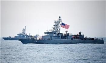  فوری /شلیک اخطاری ناو آمریکایی به سمت قایق ایرانی