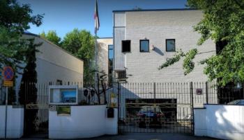 آشوبگران پرچم سفارت ایران را پایین کشیدند
