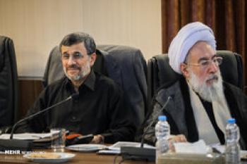  واکنش عجیب امام جمعه سابق به نحوه نشستن در کنار احمدی نژاد!