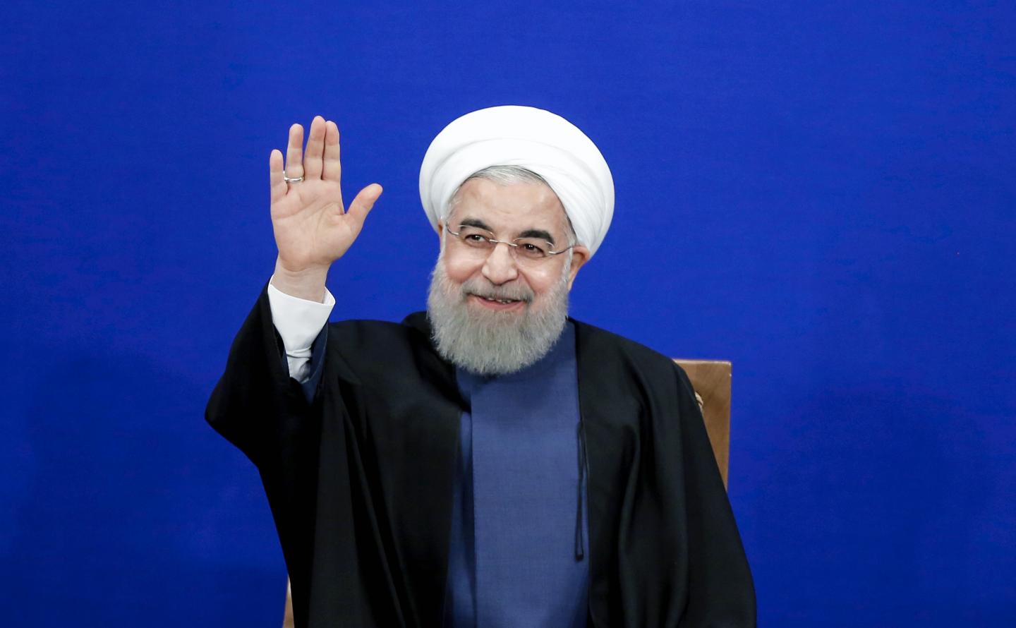 روحانی: ۹۸ هم کالاهای اساسی را با دلار ۴۲۰۰ تومانی تامین میکنیم روحانی: ۹۸ هم کالاهای اساسی را با دلار ۴۲۰۰ تومانی تامین میکنیم