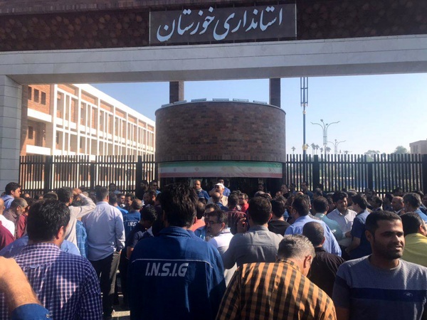 شاعران به کمک حل مشکل کارگران نیشکر هفت تپه شوش آمدند شاعران به کمک حل مشکل کارگران نیشکر هفت تپه شوش آمدند