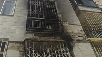 نجات ۱۰ نفر از میان دود و آتش در حادثه آتش سوزی بلوار نبرد