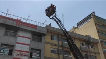 نجات ۱۵ نفر از میان دود و آتش در حادثه آتش سوزی خیابان شهید مطهری تهران