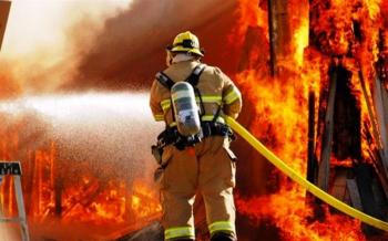 مصدومیت دو کارگر در آتش‌سوزی کارخانه تولیدکننده دمپایی