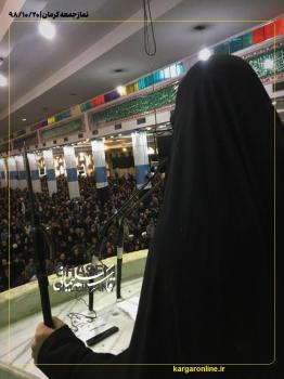 عکس/دختر جاج قاسم در نماز جمعه کرمان با اسلحه سخنرانی کرد