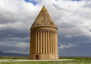 سفرنامهی ناصرالدینشاه به خراسان، چهارشنبه ۲ مرداد ۱۲۴۶؛ امروز باید رفت رادکان، در سر راه گنبدی بود مخروطی بلند بزرگ سفرنامهی ناصرالدینشاه به خراسان، چهارشنبه ۲ مرداد ۱۲۴۶؛ امروز باید رفت رادکان، در سر راه گنبدی بود مخروطی بلند بزرگ