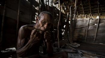 زندگی مردم قبیله دورافتاده که آدمخوارند! +تصاویر عکاس ماجراجو