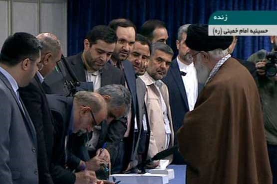 رهبر معظم انقلاب رأی خود را به صندوق انداختند رهبر معظم انقلاب رأی خود را به صندوق انداختند