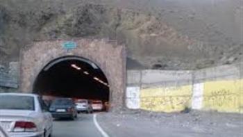 حادثه ریزش کوه در جاده هراز / حبس شدن ۲۲ مسافر در تونل