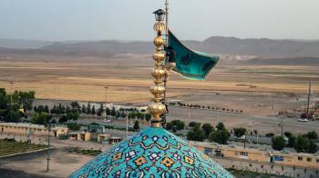 پرچم گنبد مسجد مقدس جمکران رنگ عزای حسینی می گیرد