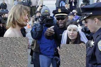 دستگیر شدن عروس و داماد برهنه توسط پلیس +عکس