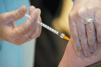 انتقاد رییس نظام پزشکی از محرمانه ماندن اطلاعات ابتلا به کرونا در کادر درمان/ درخواست برای تزریق دُز سوم واکسن