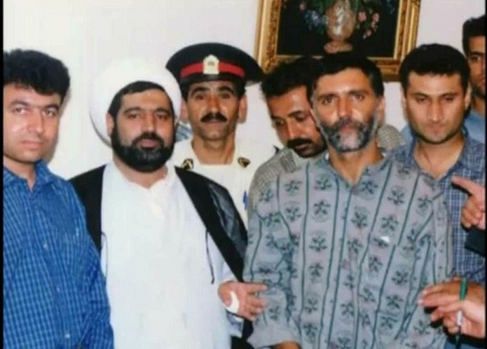 قاضی منصوری در کنار قاتل مشهور مشهد + عکس قاضی منصوری در کنار قاتل مشهور مشهد + عکس