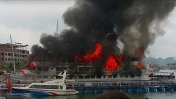 کشتی‌ تفریحی در کیش آتش گرفت