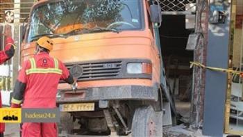  نجات راننده از میان آهن پاره ها/واژگونی کامیون در میدان هفت تیر