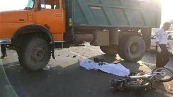 مرگ هولناک پسر ۴ ساله زیر چرخ های تریلی پدرش در خاورشهر