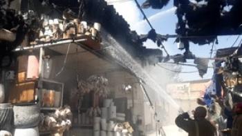 مصدومیت یک آتش نشان در آتش سوزی بازار گل محلاتی