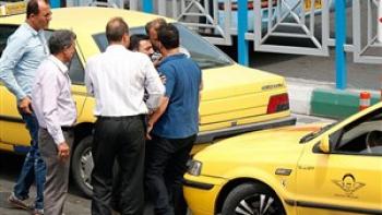 دعوای خونین راننده تاکسی ها در خیابان بر سر مسافر